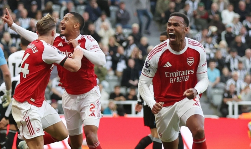 Arsenal tiến gần kỷ lục phòng ngự huyền thoại của Chelsea mùa 2004/05